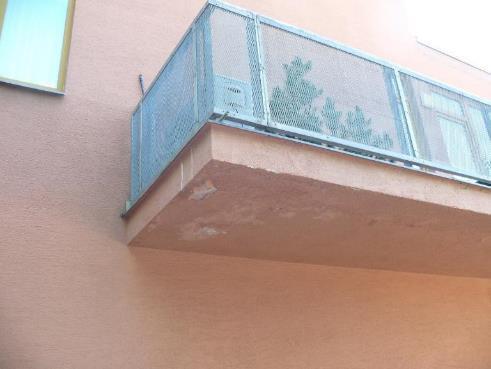 Detailní pohled na vady fasáda domu V této kapitole budou detailně popsány jednotlivé vady vnější omítky vyskytující se na bytovém domě.