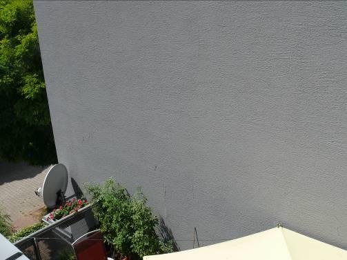Obrázek 21: Na fasádě se vykreslují bloky lešení a vyskytují se její praskliny.