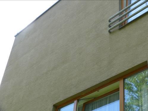 Detailní pohled na vady fasáda domu