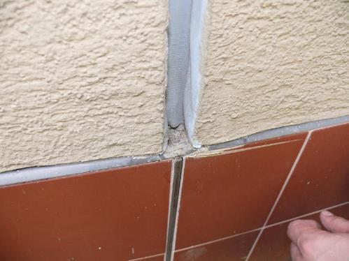Detailní pohled na vady dilatace objektu Obrázek 38: Detail provedení dilatační