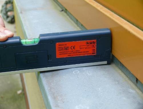 Dochází tak k zatékání dešťové vody pod parapet a níže do konstrukce.