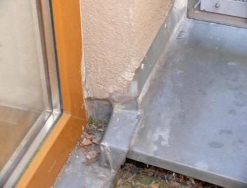 Detailní pohled na vady klempířské prvky Obrázek 48: Oplechování parapetu francouzského okna navazuje na oplechování atiky a dochází k