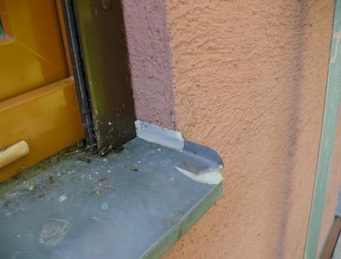 zatékání dešťové vody pod parapet.
