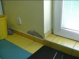 Detailní pohled na vady výplně otvorů Obrázek 57 a 58: Vlhké zdivo fitness centra vlivem
