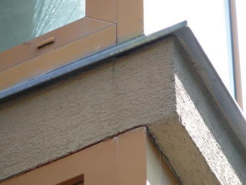 Detailní pohled na vady výplně otvorů Obrázek 60: Detail špatného osazení rohového okna.