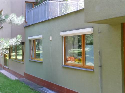 Detailní pohled na vady výplně otvorů Obrázek 64: U oken jsou dodatečně instalovány vnější žaluzie, nad