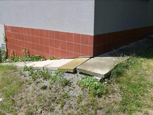 Detailní pohled na vady soklová část Obrázek 7: Pohled na okapový chodník a keramický obklad soklu, které je