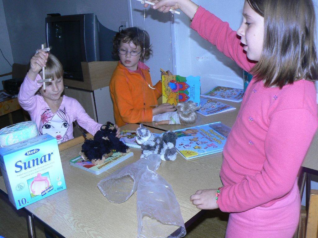 Dětem jsme přivezli nové knížky o zvířátkách, podle kterých malujeme zvířátka, která by děti chtěly mít doma.