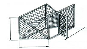 64. Zariadenie na chytanie bažantov a jarabíc pod násypcom, ktoré tvorí ľahký drevený rám z kolmo postavených dosák, uzavretý zhora sieťou, na jednej strane podopretý paličkou, ktorú vo vhodnej