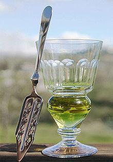 Absinthe demi-fine se zpravidla nepil v této podobě. V pařížských kavárnách a kabaretech byl podáván ve vysoké sklenici s karafou vychlazené vody.