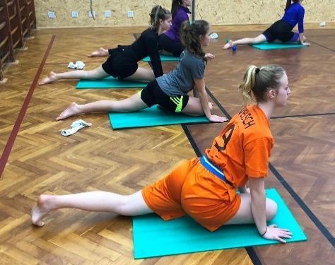 rectus femoris, který je dvoukloubový sval, je tedy potřeba dostat kyčel do zanožení + protáhnout stehno (viz.