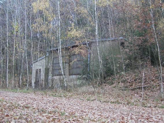 Budova katalogové č. 196 OLOMOUCKÁ bez č. o., bez č. p. Lhota - bývalá kasárna - sklady pod lesem na cizí parcele Umístění: parc. č. 349/19 v k. ú. Lhota u Št.