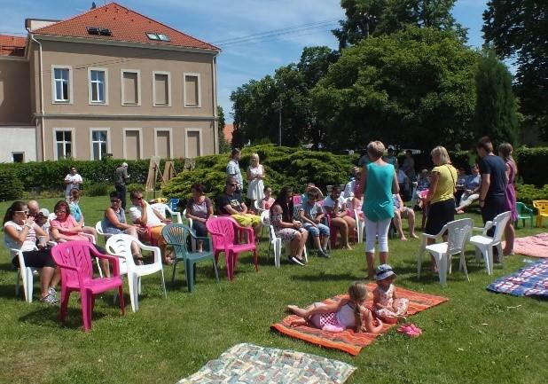 Připravili jsme Zahradní slavnost, při níž jsme připomněli, že uplynulo 110 let od výstavby budovy školy a založení zahrady a parku.