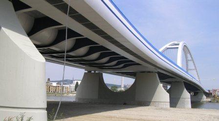1 ROZSAH Tato metodická příručka detailně popisuje jednotlivé kroky aplikace ochranných nátěrů betonových konstrukcí řady Sikagard.