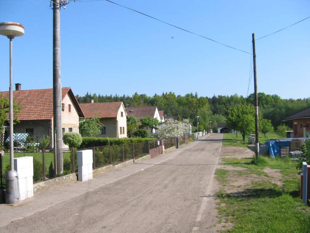 29815 V zastavěném území Bohumilče je napojena na průjezdný úsek silnice III/29820, směřuje jihozápadním směrem do Dražkova. 29811 Dopravně napojuje místní část Zástava.