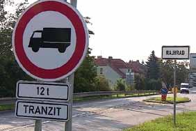 Konečně jsme se dočkali Po dvou letech se osmi obcím (náš Rajhrad je mezi nimi) podél dálnice D2 konečně podařilo získat všechna potřebná povolení pro to, aby mohly zakázat do ulic vjezd kamionům.