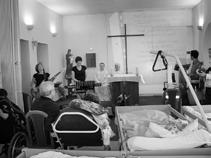 Dvacet dva pokojů je jednolůžkových s přistýlkou pro doprovázející, dva pokoje jsou dvoulůžkové. Hospic poskytuje služby zdravotní, sociální a spirutuální.