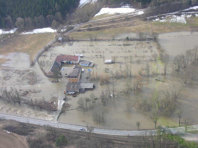 Obrázek 6: Záběry z povodní v roce 2006 Na území městysu lze v současnosti předpokládat potenciální možnost výskytu všech druhů přirozených povodní, avšak s rozdílnou pravděpodobností vzniku