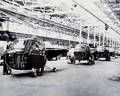 Výrobní linka v mateřském závodě v Texasu (rok 1960) MM: Když už jsme u obchodní bilance, jaká je aktuální situace ve vypsaném tendru na dodávku 12 vrtulníků pro Armádu ČR?