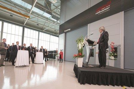 Slavnostní otevření nové lakovny v pražské Ruzyni, do které Bell Helicopter investoval téměř 50 milionů korun, patří mezi nejmodernější svého druhu na světě.
