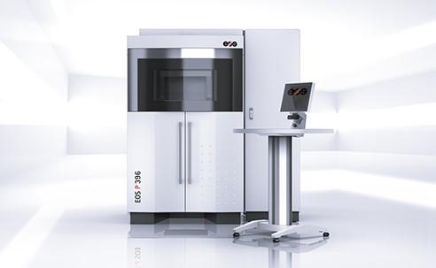 2.1.2 Zařízení EOS P396 Součást měřená laserovým 3D skenovacím zařízením v dalších kapitolách práce, byla vytištěna na profesionální 3D tiskárně EOS P396, která patří k poslední generaci 3D SLS