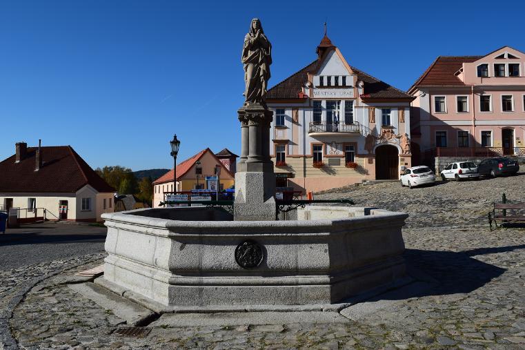 Protože okrašlovací spolek neměl kam sochu postavit, prodal ji za 12 zl.