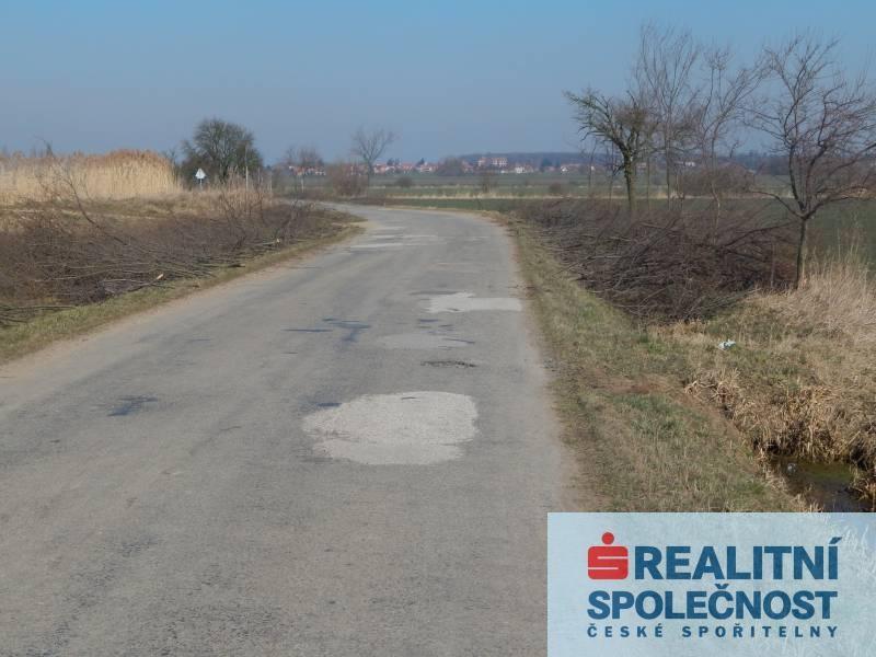 13 Popis: Realitní společnost České spořitelny si Vám dovoluje ve výhradním zastoupení nabídnout k prodeji rovinatý pozemek - ornou půdu o výměře 9.992 m2 v obci Skochovice u Nového Bydžova, okr.