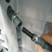 Připojte černou hadici ze sady, (pomocí dodané spojky a spon), k hadici odpojené z