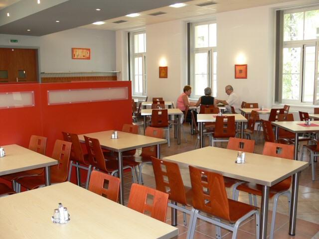 provozu pro studenty VŠ. V Akademickém klubu nabízí stravovací služby formou obsluhy v restauračním stylu.