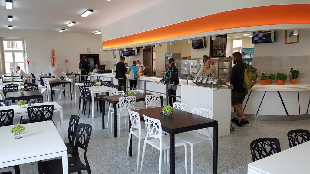 Na Moravském náměstí v prostorách prvního patra menzy, jež v minulosti sloužily, jako výdejna pro zaměstnance vznikl Veggie bar.