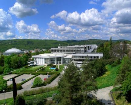 3 Ubytovací služby V roce 2017 zajišťoval ubytovací provoz SKM ubytování pro studenty a hosty MU v celkem 12 budovách kolejí, v Univerzitním centru Šlapanice, v Penzionu Cikháj a do 31. 8.