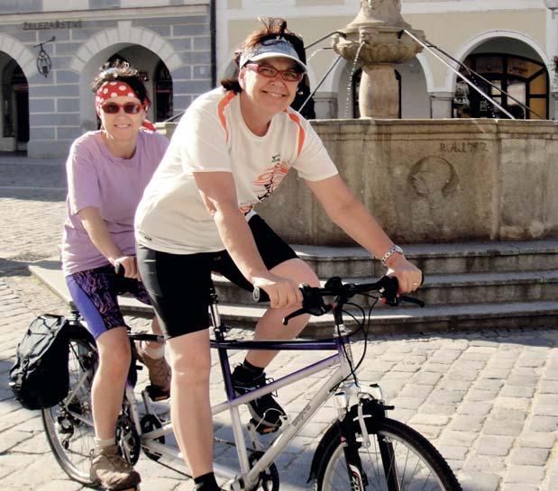 03 Třeboň aneb Komáří invaze Dne 21. června přijeli do Třeboně fandové tandemových kol a pěší turistiky.