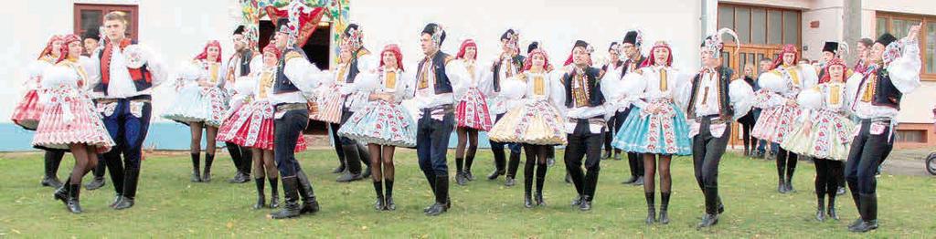 O největší hodovou atrakci se postaral Jan Filipec. Během tanečků v ulicích vyzval svou partnerku k tanci, pak před muzikou poklekl na koleno a bývalou stárku Dominiku Jabůrkovou požádal o ruku!