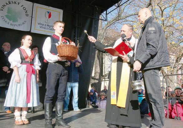 Mezi první gratulanty se zařadila i místní rodačka a druhá vicemiss Hana Smoleňáková se svým manželem Radkem. Dominika o Janově plánu neměla žádné tušení.