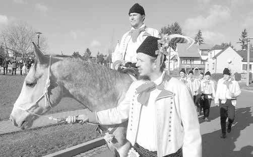Jako každoročně se kluci nejdříve vydali k domu mladšího a staršího stárka. Měli to však o to jednoduší, že stárci jsou sousedi.