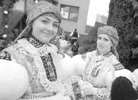 Za stárku šla jeho manželka Barbora. Od té doby, co před deseti lety obnovili ve Stříbrnicích slovácké hody s právem, ani Martin ani Nikol nechyběli v kroji v průvodu.