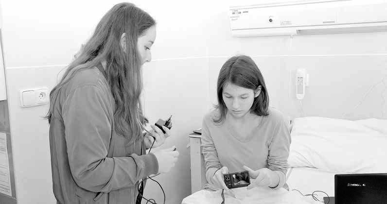 Studenti ZUŠ již rozdali třem hospitalizovaným dívkám fotoaparáty, seznámili je s koncepty projektu i s obsluhou techniky.