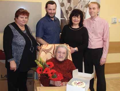 Havel a sociální pracovnice Blanka Zemanová (na snímku s oslavenkyní zleva Blanka Zemanová, Richard Havel, Alena Matiášková a Petr Holkup).
