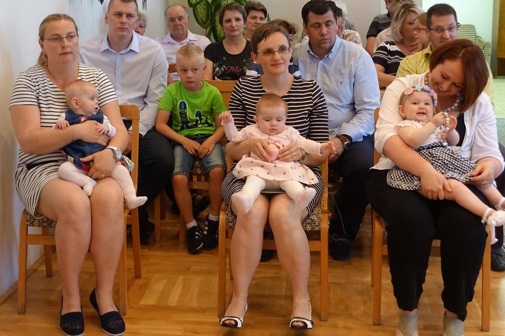 SPOLEČENSKÁ RUBRIKA VÍTÁNÍ OBČÁNKŮ V neděli 22.4.2018 se konalo letošní první vítání občánků.