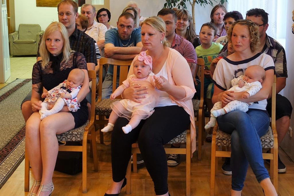 Pod vedením paní matrikářky Hany Helclové se rodiče zapsali do pamětní knihy obce.
