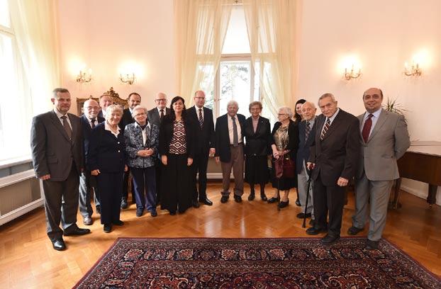 I N F O granty v Kanadě, ze které se zaplatila tiskárna československých Lidových novin jako symbol podpory svobody vyjadřování a nezávislosti médií.