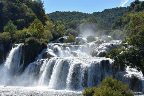 4. den Národní park Krka Další výlet směřuje do národního parku řeky Krka. Po 90 km jízdy přijíždíme do městečka Skradin.