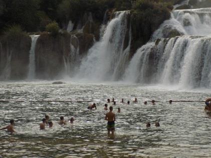 Samotný Skradin patří mezi nejstarší chorvatská města a je zajímavý svým kamenným centrem s jedním z nejhezčích chorvatských přístavů.