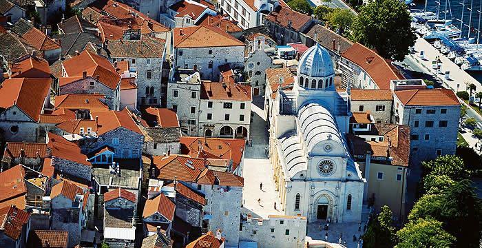 Šibenik Součástí výletu do NP Krka je i návštěva města Šibenik. Leží jen několik kilometrů od národního parku při ústí řeky Krka do moře. Jeho dominantou jsou dvě středověké pevnosti.