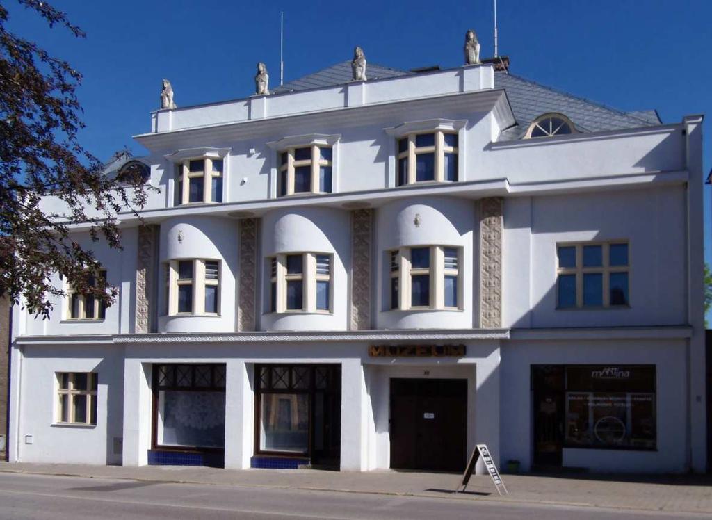 Muzeum krajky Vamberk Muzeum krajky Vamberk (MKV) je externím pracovištěm, jehož hlavní náplní je zajištění provozu stálé expozice věnované lidové krajkářské tvorbě a vývoji krajkářství pod vlivem