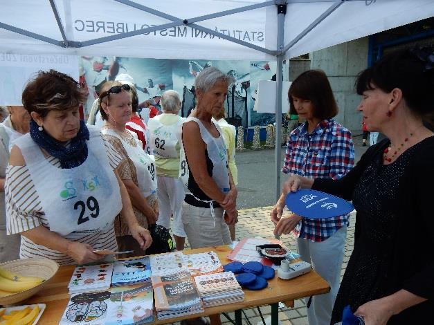 Následovala instruktáž s nácvikem správně chůze a poté se účastníci vydali na procházku do okolí lesního koupaliště.