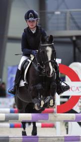 Pony liga je otevřená pro nejmladší jezdce ve věku od 8 do 12 let, kteří měří své síly na parkurech stupně LP, finále pak bude postaveno jako parkur stupně SP.