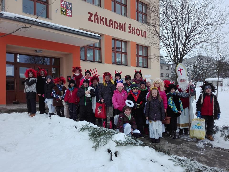 Vánoce na dědině Celodenní exkurze ve Valašském muzeu v přírodě v Rožnově pod Radhoštěm Žáci se seznámili s lidovými tradicemi a životem našich babiček v období Vánoc.