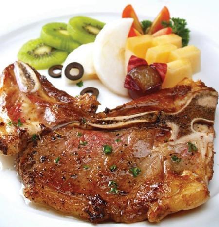 Dajte stejky do košíka a košík vložte do fritézy. Nastavte na 190 C, 15 minút a zapnite funkciu ROTATION (otáčanie).