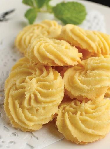 Potom sneh na dvakrát vmiešajte do syrovo-maslového krému. Cesto vlejte do formy na pečenie, položte ju na grilovaciu mriežku a zvoľte si funkciu BAKE (pečenie).